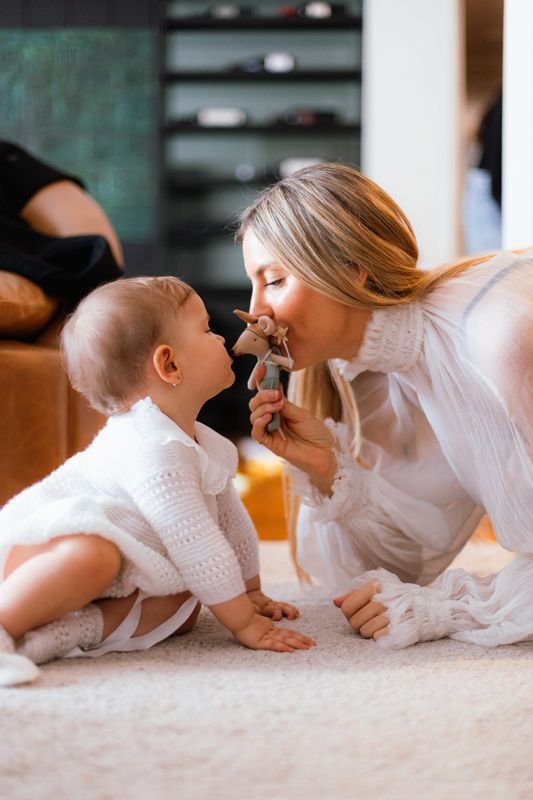 Mamá jugando con su bebé en el piso