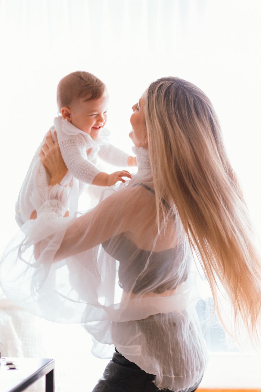 Mamá alzando a su bebé