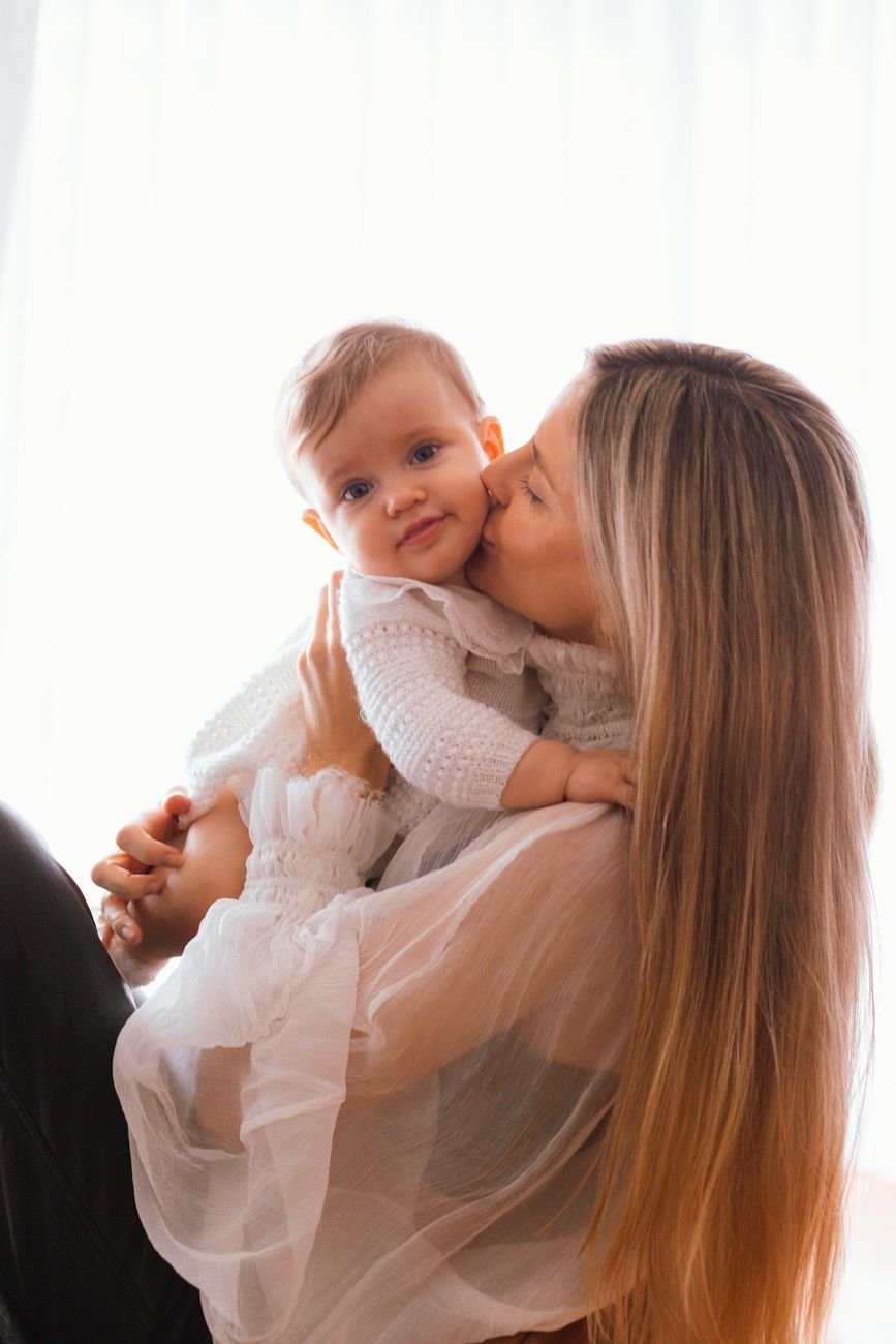 Mamá besando a su bebé
