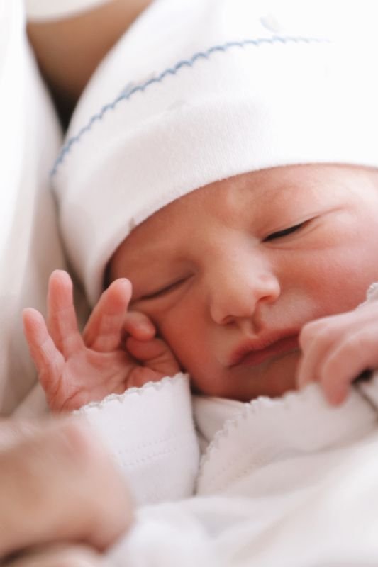 Recién nacido con gorrito blanco