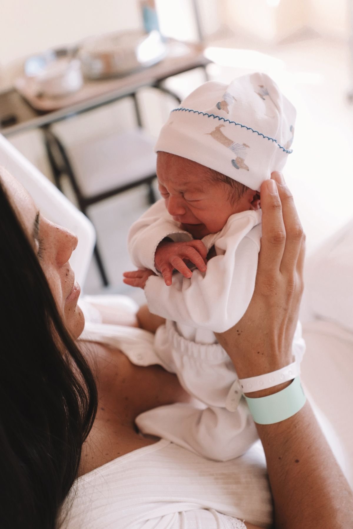 Mamá con pulsera de sanatorio sostiene a su bebé